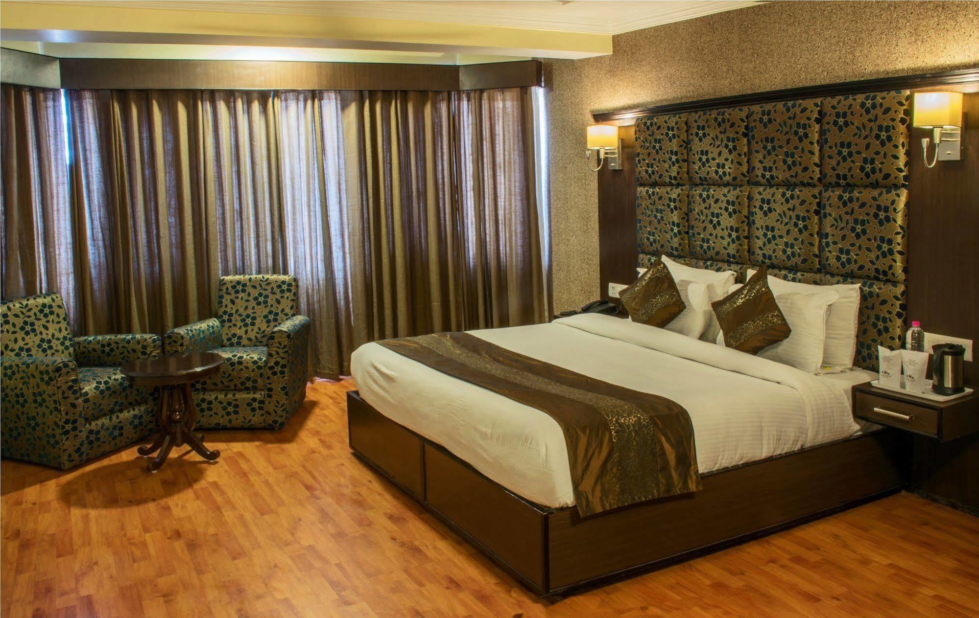 Hotel Pacific Srīnagar Kültér fotó