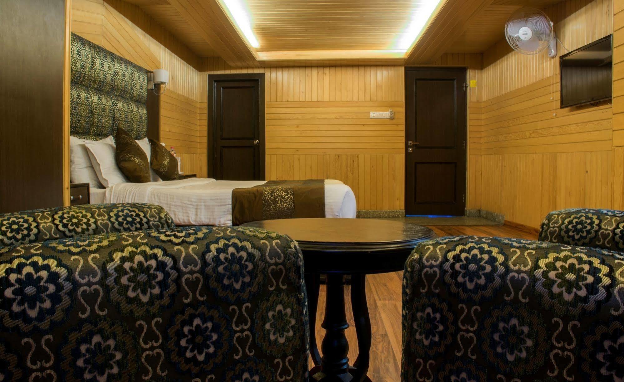 Hotel Pacific Srīnagar Kültér fotó