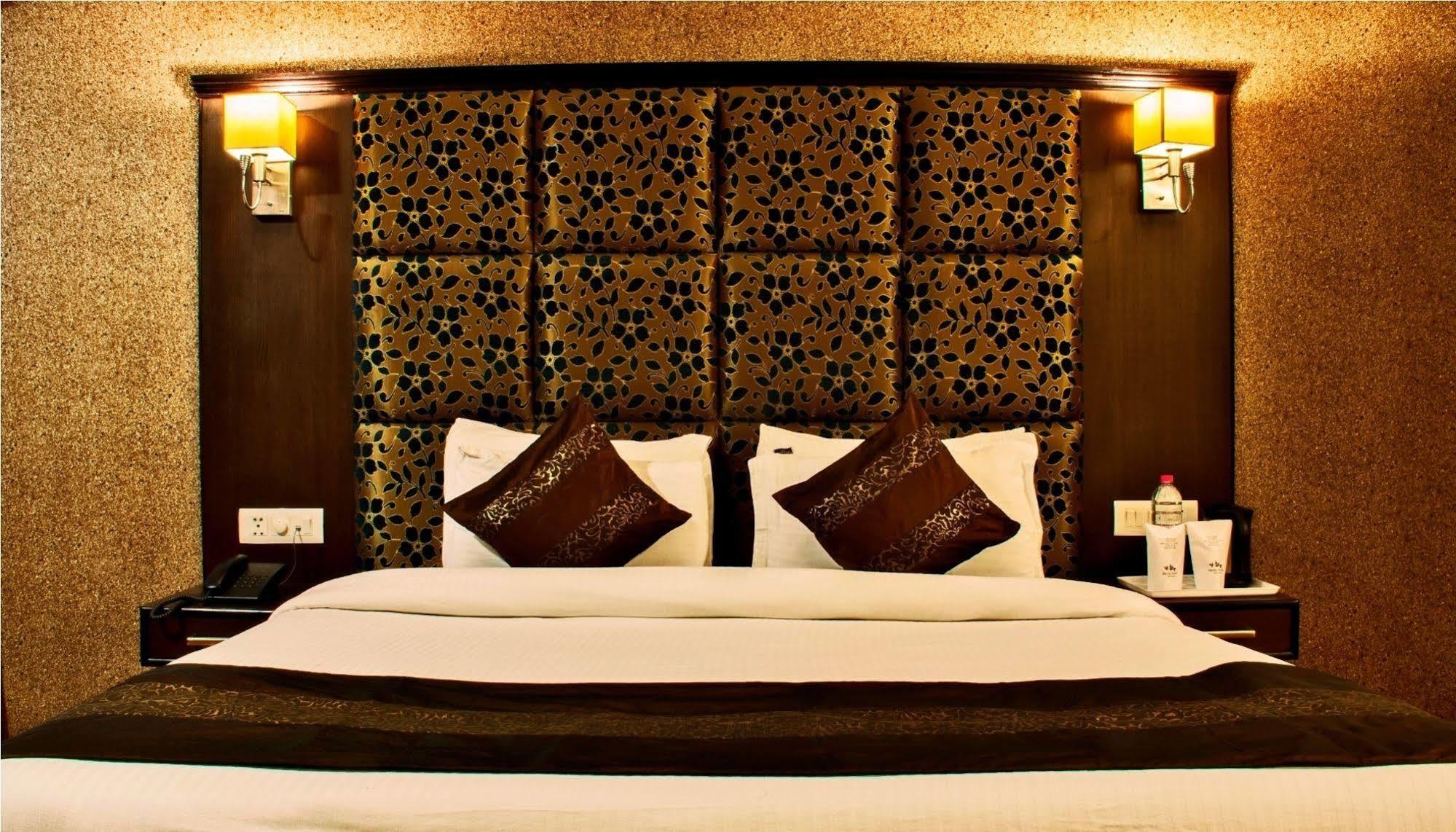 Hotel Pacific Srīnagar Kültér fotó